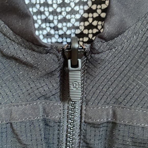 Luluemon reversible windbreaker - Picture 2 of 6